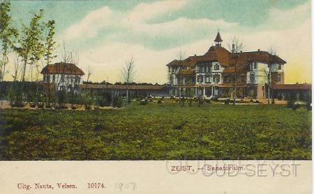 Chr. San-1907-006.jpg - Het hoofdgebouw van het Christelijk Sanatorium voor Zenuwlijders sinds 1903. Links staat paviljoen 2. Dit was een herenpaviljoen 1e klasse. Foto gemaakt in 1907.